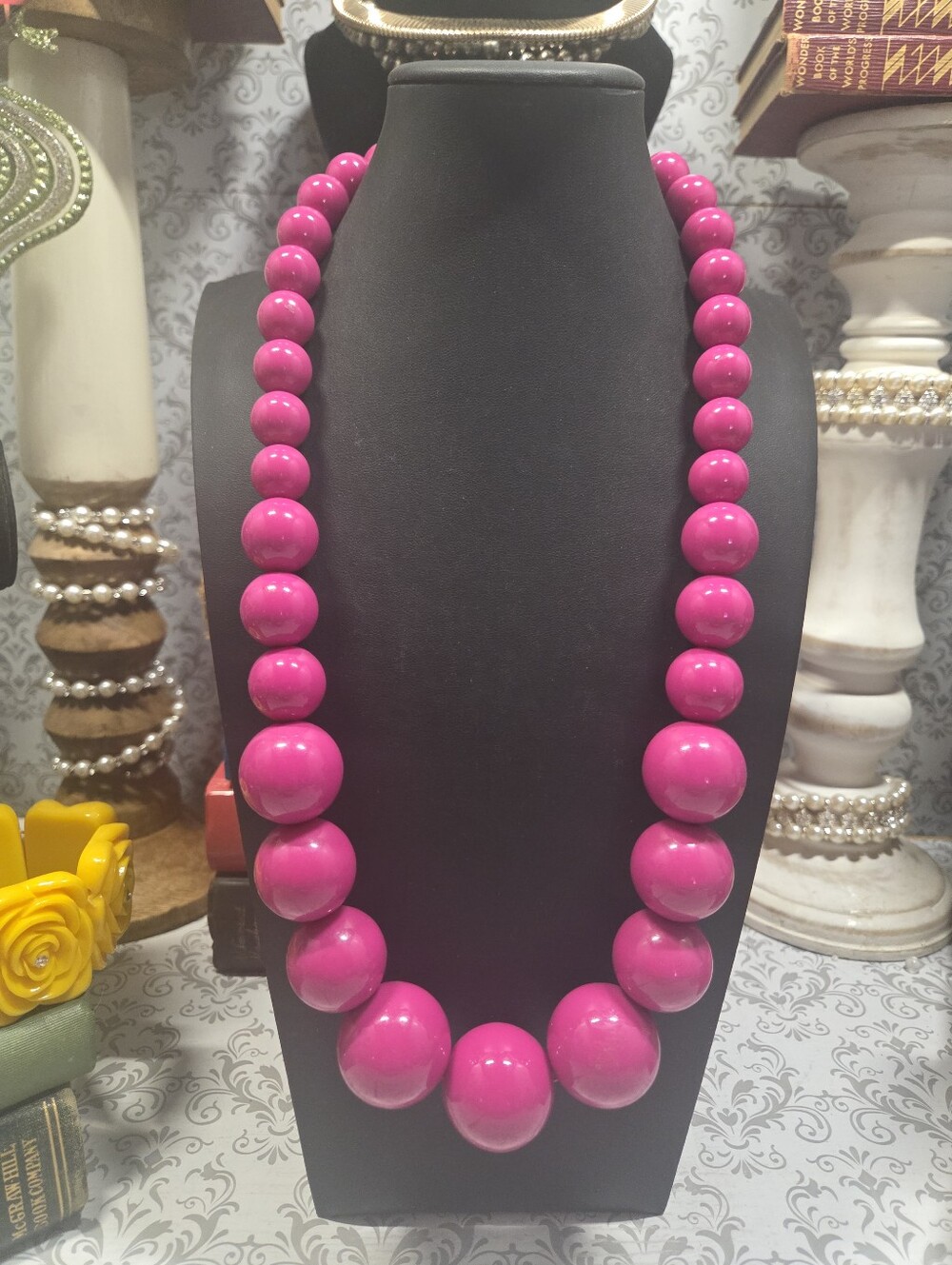 Necklace vibrant fuchsia-pink graduated chunky acrylic beaded statement